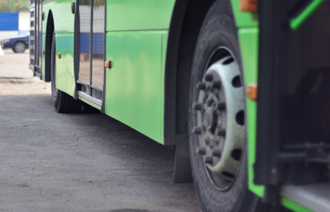 В Актобе девушка выпала из движущегося автобуса В Актобе девушка выпала из движущегося автобуса