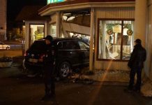 В Костанае Gelandewagen протаранил летнее кафе В Костанае Gelandewagen протаранил летнее кафе