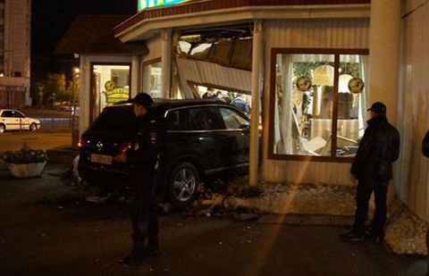 В Костанае Gelandewagen протаранил летнее кафе В Костанае Gelandewagen протаранил летнее кафе