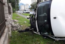 В Алматы микроавтобус врезался в бордюр, забор и столб В Алматы микроавтобус врезался в бордюр