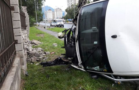 В Алматы микроавтобус врезался в бордюр, забор и столб В Алматы микроавтобус врезался в бордюр
