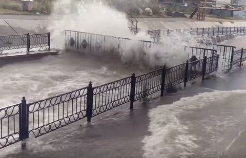 Река Большая Алматинка в очередной раз вышла из берегов Река Большая Алматинка в очередной раз вышла из берегов