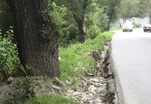 В Наурызбайском районе Алматы дождем смыло участок придорожной полосы В Наурызбайском районе Алматы дождем смыло участок придорожной полосы