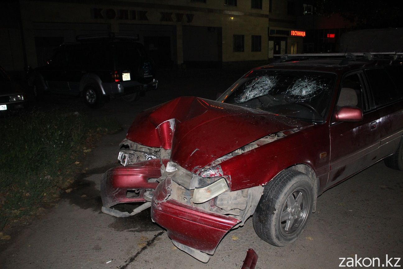 В Алматы Mazda врезалась в столб