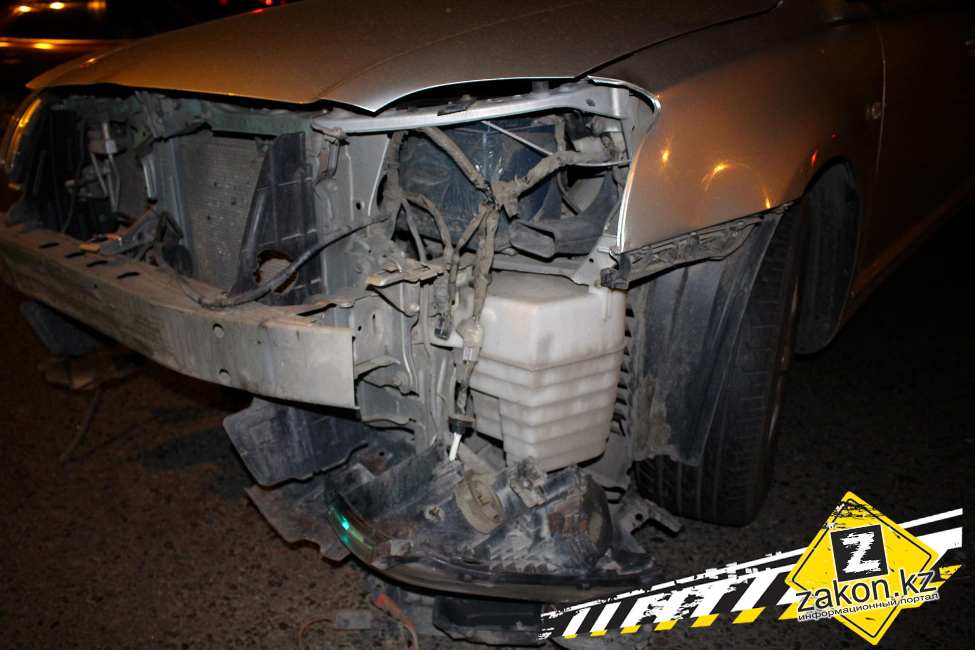 В Алматы водитель Avensis не пропустил  Camry и отправил ее в арык