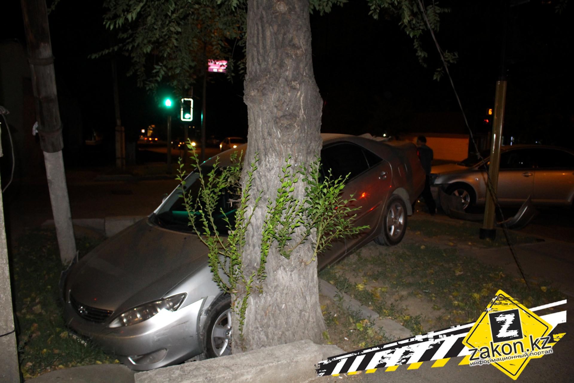 В Алматы водитель Avensis не пропустил  Camry и отправил ее в арык