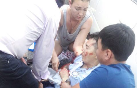 В сети опубликовали видео, как прохожие оказывают первую помощь раненым полицейским в Алматы В сети опубликовали видео