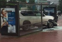 Внедорожник вдребезги разбил стеклянную остановку в центре Астаны Внедорожник вдребезги разбил стеклянную остановку в центре Астаны