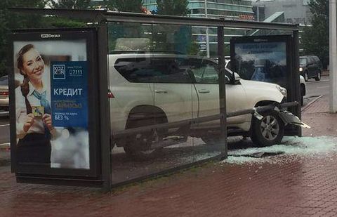 Внедорожник вдребезги разбил стеклянную остановку в центре Астаны Внедорожник вдребезги разбил стеклянную остановку в центре Астаны