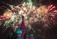 Казахстанцы порадовали москвичей зрилищным фейерверком Казахстанцы порадовали москвичей зрилищным фейерверком