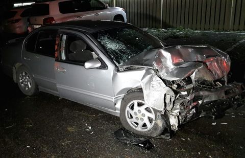 В Алматы лихач на Nissan сгрёб три авто и пешехода у кафе В Алматы лихач на Nissan сгрёб три авто и пешехода у кафе