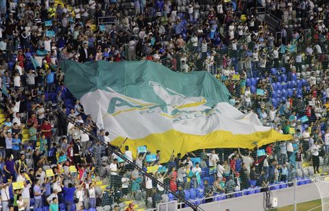 Служащие Нацгвардии грубо растолкали радующихся победе болельщиков ФК «Астана» Служащие Нацгвардии грубо растолкали радующихся победе болельщиков ФК "Астана"