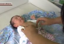 За грудничка, которого выбросили в выгребную яму, развернулась настоящая борьба За грудничка