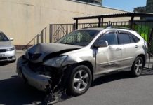 Предположительно пьяная компания на Lexus протаранила припаркованные авто и сбила человека Предположительно пьяная компания на Lexus протаранила припаркованные авто и сбила человека