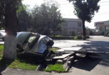 В Алматы Toyota снесла информационный щит В Алматы Toyota снесла информационный щит