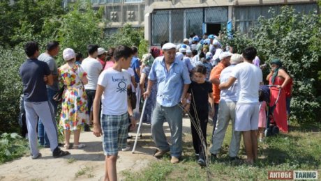 Мальчик из Аральска приехал исцелять камчой актюбинцев Мальчик из Аральска приехал исцелять камчой актюбинцев