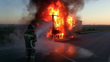 В Жамбылской области сгорели автобус и несколько легковых машин В Жамбылской области сгорели автобус и несколько легковых машин