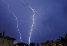 В Актобе мать троих детей ударила молния В Актобе мать троих детей ударила молния