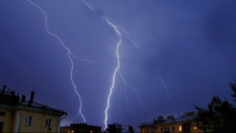 В Актобе мать троих детей ударила молния В Актобе мать троих детей ударила молния