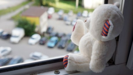 Двухлетний ребенок погиб, упав из окна 12 этажа в Алматы Двухлетний ребенок погиб