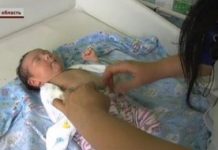 Мать-кукушку, которая выбросила младенца, выпустили под залог Мать-кукушку