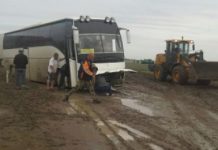 Омбы-Майқапшағай тас жолында 225 жолаушысы бар бес ресейлік автобус кептеліп &… Омбы-Майқапшағай тас жолында 225 жолаушысы бар бес ресейлік автобус кептеліп &...