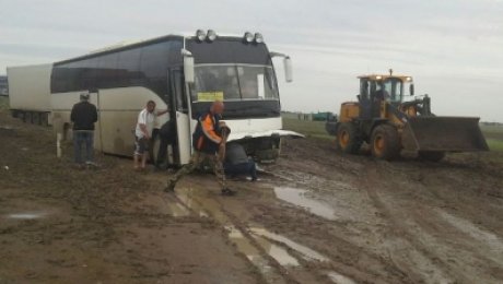 Омбы-Майқапшағай тас жолында 225 жолаушысы бар бес ресейлік автобус кептеліп &… Омбы-Майқапшағай тас жолында 225 жолаушысы бар бес ресейлік автобус кептеліп &...