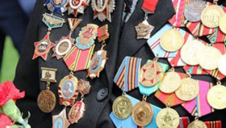 Бойжеткен майдангер атасының орден-медальдарын жымқырып кеткен Бойжеткен майдангер атасының орден-медальдарын жымқырып кеткен