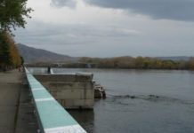 Өскеменде егде жастағы әйел Ертіске секіріп кетті Өскеменде егде жастағы әйел Ертіске секіріп кетті