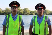 Спасатели и полицейские в ВКО спасли пожилую женщину прыгнувшую в Иртыш Спасатели и полицейские в ВКО спасли пожилую женщину прыгнувшую в Иртыш