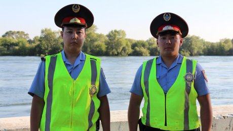 Спасатели и полицейские в ВКО спасли пожилую женщину прыгнувшую в Иртыш Спасатели и полицейские в ВКО спасли пожилую женщину прыгнувшую в Иртыш