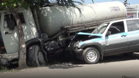 В Шымкенте столкнулись автомобиль ДПС и ассенизаторская машина В Шымкенте столкнулись автомобиль ДПС и ассенизаторская машина