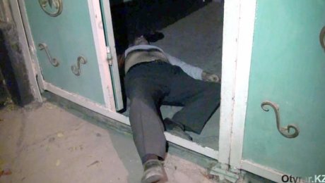 В Шымкенте на пороге своего дома хозяева обнаружили труп В Шымкенте на пороге своего дома хозяева обнаружили труп
