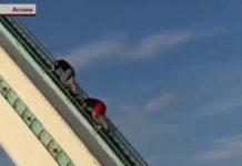 На столичном мосту устроили смертельно опасный аттракцион На столичном мосту устроили смертельно опасный аттракцион