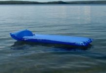 Петропавлдың жағажайында үрлемелі матрасқа отырған апалы-сі&… Петропавлдың жағажайында үрлемелі матрасқа отырған апалы-сі&...