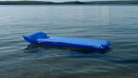 Петропавлдың жағажайында үрлемелі матрасқа отырған апалы-сі&… Петропавлдың жағажайында үрлемелі матрасқа отырған апалы-сі&...