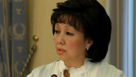 З. Балиева навестила в больнице новорожденную, найденную в выгребной яме З. Балиева навестила в больнице новорожденную