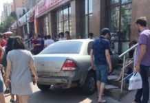 В Астане в массовом ДТП Nissan протаранил офис Altel В Астане в массовом ДТП Nissan протаранил офис Altel