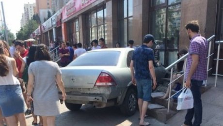 В Астане в массовом ДТП Nissan протаранил офис Altel В Астане в массовом ДТП Nissan протаранил офис Altel