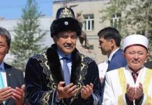 Нарядный чапан Кариму Масимову подарили представители казахской диаспоры в Монголии Нарядный чапан Кариму Масимову подарили представители казахской диаспоры в Монголии