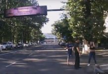 В Алматы пьяная девушка, кидаясь под машины, спровоцировала ДТП В Алматы пьяная девушка