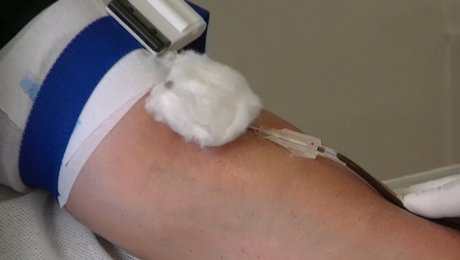 Алматинцы сдают кровь для пострадавших полицейских Алматинцы сдают кровь для пострадавших полицейских