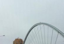 Молодой человек забрался на арку моста в Астане просто так Молодой человек забрался на арку моста в Астане просто так