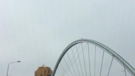 Молодой человек забрался на арку моста в Астане просто так Молодой человек забрался на арку моста в Астане просто так