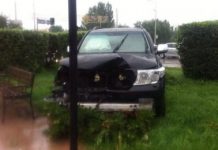 В Астане в результате ДТП иномарка вылетела на газон, сбив мусорный бак В Астане в результате ДТП иномарка вылетела на газон