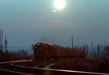 Локомотив врезался в Ладу на ж/д переезде, водитель машины погиб Локомотив врезался в Ладу на ж/д переезде