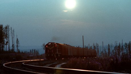 Локомотив врезался в Ладу на ж/д переезде, водитель машины погиб Локомотив врезался в Ладу на ж/д переезде