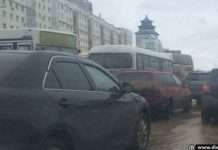 Из-за сильного дождя на улицах Астаны образовались заторы Из-за сильного дождя на улицах Астаны образовались заторы