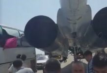 Автобус столкнулся с КамАЗом, перевозившим макет истребителя в Алматинской области Автобус столкнулся с КамАЗом