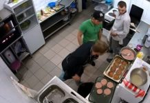 В Павлодаре повар, поливающий котлеты водой изо рта, попал на камеру видеонаблюдения В Павлодаре повар